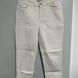 Beige jeans  - Ljusbeige jeans köpta utomlands, medium passform, använda några gånger. 100kr Mörkbeige jeans med stretch från NA-KD i storlek 38, aldrig använda, 150kr