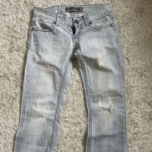Lågmidjade jeans - Säljer dessa jeansen (sista bilden är min) säg till om du vill ha egna bilder, säljer då de va för små för mig. Köpta för 400 kr. Skulle säga att de passar ngn som är 160 cm. Hör av er vid frågor använda gärna köp nu. Frakten ingår ej i priset ❤️kram 