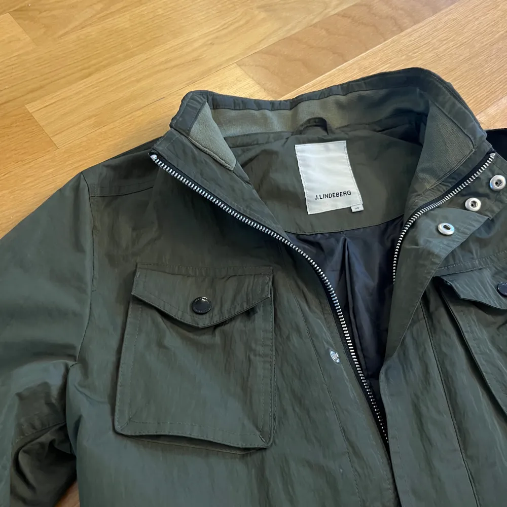 Säljer nu min feta j Lindeberg Field jacket för bara 1200 nypris 3600 skick 9,5/10 inga defekter! Modellen är 172 men den är lite för lång, de beror på vad du gillar men skulle säga att den passar 170-180, skriv för mer information och bilder!. Jackor.