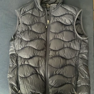 Peak performance väst strl L - Skick 8,5/10 Köpt på peak för runt 3-4 år sedan Använt 2 vårar från och till Inga skador