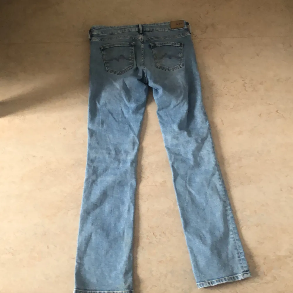 Lågmidjade bootcut jeans från pepe jeans som knappt är använda säljer för att dom har blivit för små. Storleken är 26/30 och . Jeans & Byxor.