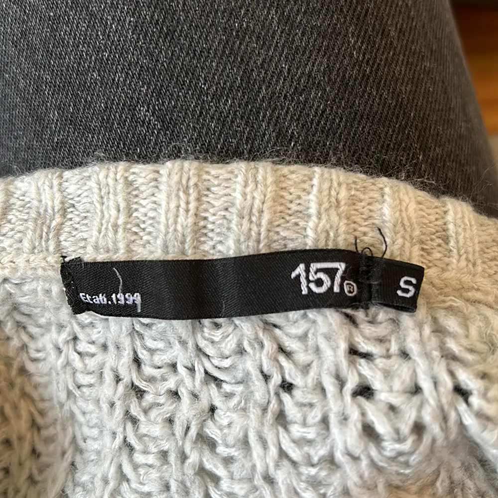 Säljer denna stickade tröja från lager 157 eftersom den inte kommer till användning. Den är oanvänd. Storlek S.🌟. Stickat.