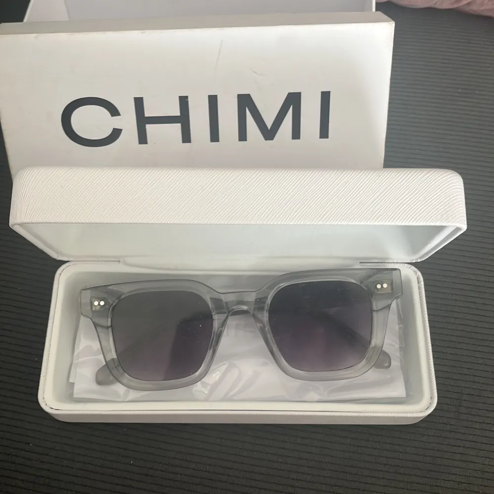 Helt oanvända chimi 04 grey. Säljer pågrund av att jag ej tycker att modellen passar min ansiktsform…byter gärna mot ett par chimi 08:or. 💝. Accessoarer.