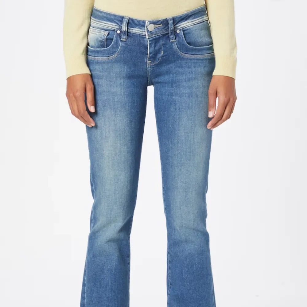 Super snygga ltb Lågmidjade jeans som är i nyskick har inte använt dom var dom lite stora på mig. Men skulle passa någon som har 27 i jeans💞 och är 165. 🎀INGA BILDER PÅ🎀. Jeans & Byxor.