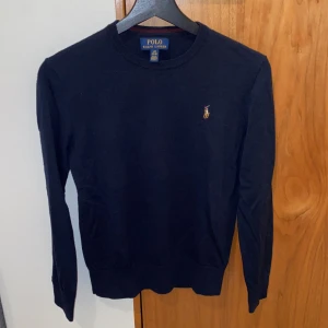 Ralph Lauren Tröja Merino ull - Säljer ni denna feta Ralph lauren tröjan eftersom den är för liten. Den är knappt använd och har inga defekter. Storleken är 14-16 men den är ganska liten i storlek annars är den utmärkt och priset kan diskuteras!!