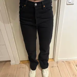 Svarta jeans från Levis. Helt nya, använda ett fåtal gånger. Byxorna är i jätte fint skick. 
