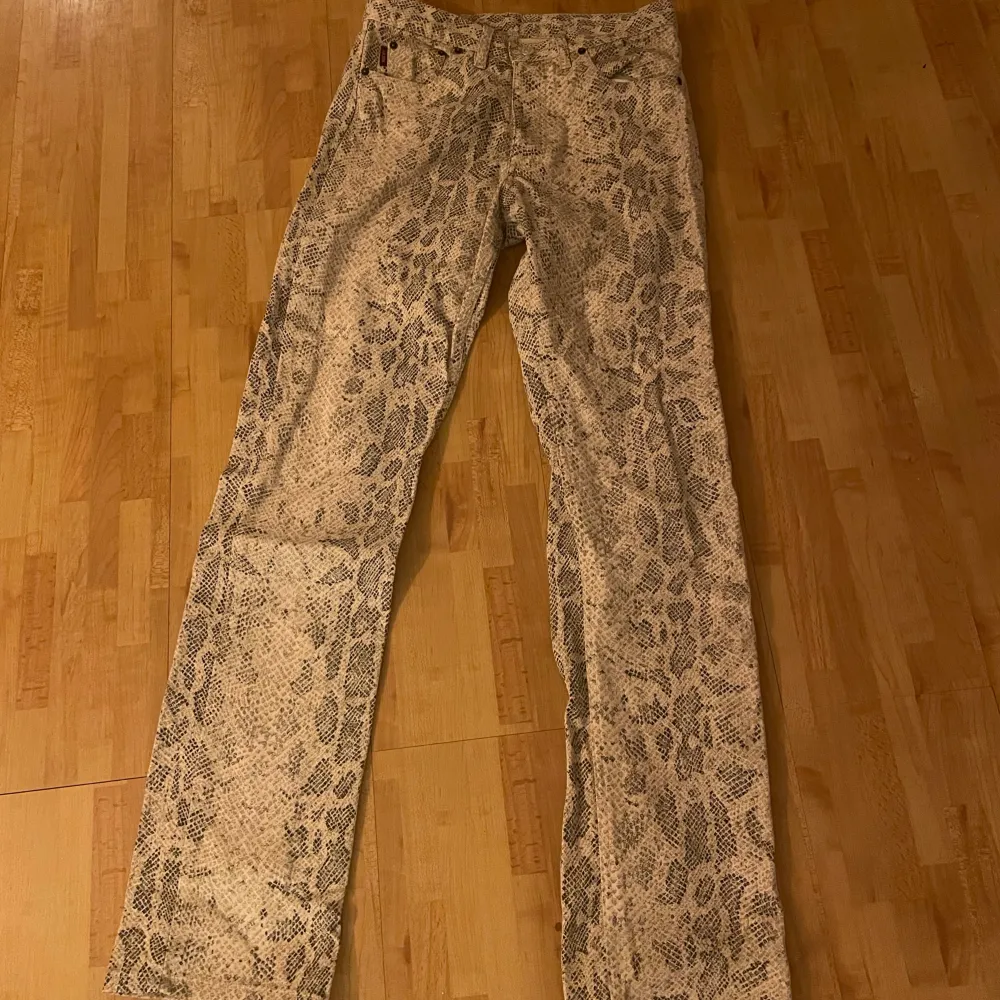 Säljer dessa jeans i leopard mönster som inte används längre, köpta på vinted och använd några gånger. Skulle säga att de är midwaist, nästintill lowwaist. . Jeans & Byxor.