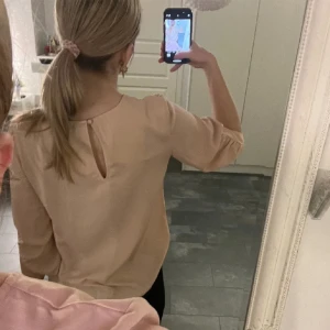 Blus - Säljer denna aprikos rosa blusen i storlek S