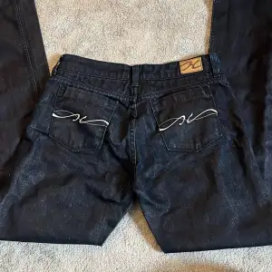 Helt nya (endast testade) Tommy Hilfiger jeans som är lågmidjade och glittriga (se sista bilden). Säljer pga att de är för små för mig.