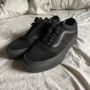 Nya vans  - Svarta plattform vans. Aldrig använda, bara stått hemma. Lite dammiga men kommer att rollas innan de skickas såklart. Kommer i vanslåda. 🤍  Inköpspris: 999:-