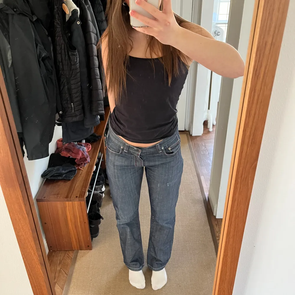 Köpte för ett år sen, men använder inte då det inte riktigt är min stil. Extremt bra skick och väldigt fina detaljer!!⭐️💓. Jeans & Byxor.