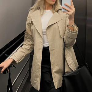 Jacka - Trenchcoat i nyskick 🩷