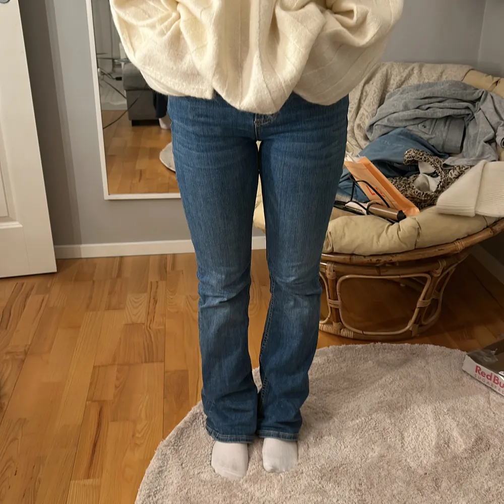 Lågmidjade bootcut jeans från zara i strl 36💕helt slutsålda på hemsidan . Jeans & Byxor.