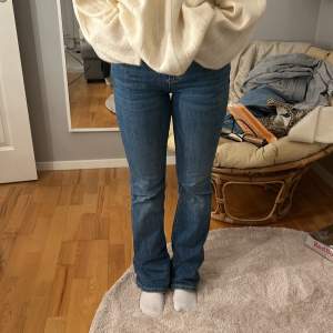 Lågmidjade bootcut jeans från zara i strl 36💕helt slutsålda på hemsidan 