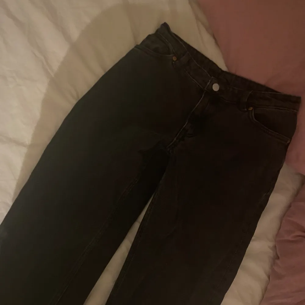 Väldigt lite använda grå/svarta jeans med låg/medelhög midja som är raka i benen från monki💞Skriv för mer bilder eller frågor. Nypris: 400 kr . Jeans & Byxor.