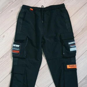 Black Squad Cargobyxa - Helt ny, aldrig använda. Har rymliga sidofickor och är av herrmodell. 