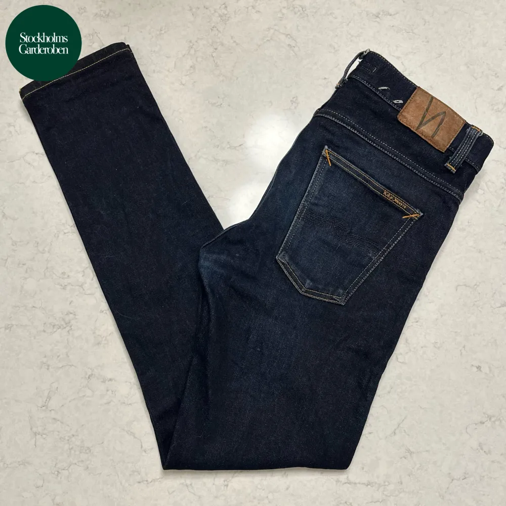 Jeans från Nudie Jeans Co | Storlek: 32/34 (sitter mer som 31/34) - Skicket på jeansen är väldigt bra utan defekter - Vårat pris: 649kr - Nypris: 1,599kr - Modellen är 184cm och väger 71kg. . Jeans & Byxor.
