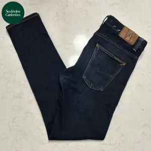 Jeans från Nudie Jeans Co | Storlek: 32/34 (sitter mer som 31/34) - Skicket på jeansen är väldigt bra utan defekter - Vårat pris: 649kr - Nypris: 1,599kr - Modellen är 184cm och väger 71kg. 