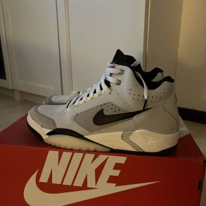Nike air flight mid - Storlek 45,5  Säljer dem då det inte riktigt är min stil Nästan aldrig använda Lite smutsiga men går att få bort Väldigt sköna