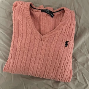 Polo blus - Säljer min polo blus som är i storlek S jag har använd den total typ 2-3 månader den är i bra skick 