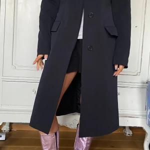 Tunt vadderad kappa Paul& Friends - Finaste kappan ever, tunt vadderad från Paul & Friends. Strl S. Inköpt för 20 år sedan men såååå classy! Finns några skrynklor fram då jag tvättat den i maskin men inget som stör. 