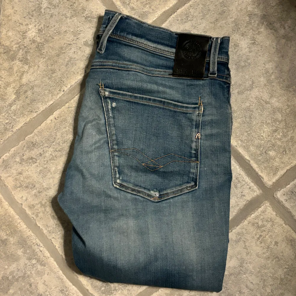 Tja säljer mina Replay Anbass hyperflex jeans! Perfekt skick | storlek 31/32 | jätte skönt material | hör av dig vid fler frågor!. Jeans & Byxor.