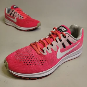 Nike Air Zoom Structure 20 Sneakers Storlek 40 Träningsskor Rosa - 14 dagars ångerrätt! Fri retur om de inte passar! De har lite smutsiga och har lite slitage under (bild 4) men annars är skorna i bra skick. Inga hål på utsidan eller insidan. Ingen dålig lukt. Hör av dig vid frågor! Tack för att du tittade!