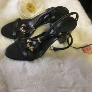 Massimo Dutti,storlek 41,ladersandaler - Alla lädersandaler, storlek 41, Massimo Dutti använd 4 gånger häl med ränder, som är svart, kan inte ses betalade mer än 1000 kr utan kartong