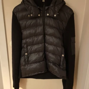 Moncler Cardigan - Hej, Säljer nu min cardigan i storlek M eftersom den har slutat att komma till användning. Jackan är i bra skick, ej sliten och inga hål eller liknande. Mitt pris är 4500kr men kan förhandlas. Tveka ej på att att kontakta om ni har några funderingar!