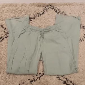 Linnebyxor  - Gröna linnebyxor från lager 157 i storlek 160. Har defekter nere vid foten. Men annars jättesköna och fina. Har en ficka där bak. Pris kan sänkas. Hör av er för minsta lilla❤️