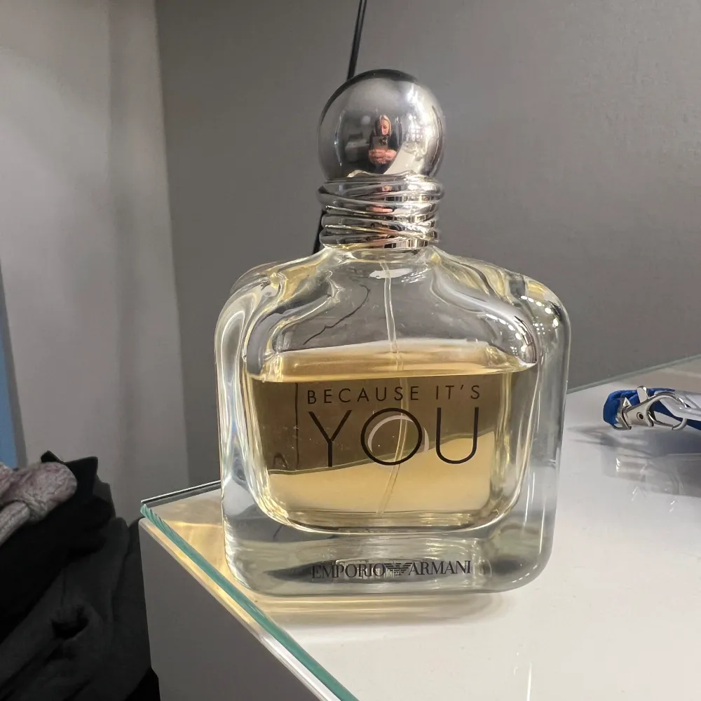 Säljer denna parfym som varit i favorit i flera år för jag har skaffat en ny, de är den med 100ml och kostar 1400kr ny🩷. Övrigt.