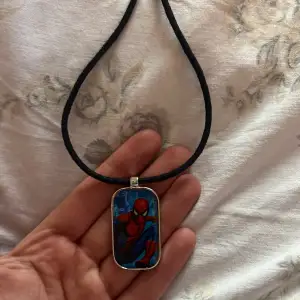 Nice Spiderman halsband 