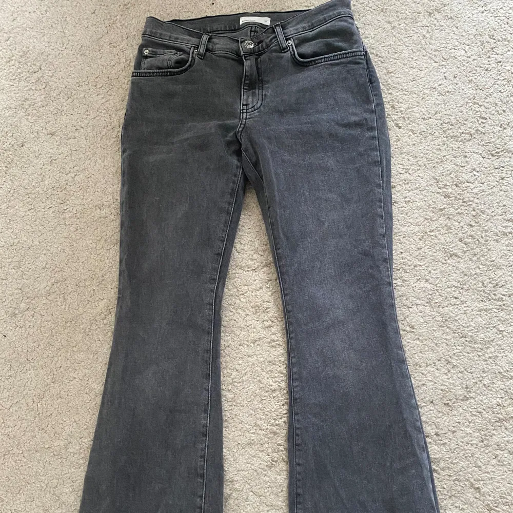 Super snygga låg midjade jeans från ginatricot! Meddela vid intresse eller fler bilder! Endast använda ca 2 gånger. Köparen står för frakten💕. Jeans & Byxor.