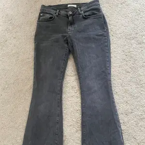 Super snygga låg midjade jeans från ginatricot! Meddela vid intresse eller fler bilder! Endast använda ca 2 gånger. Köparen står för frakten💕