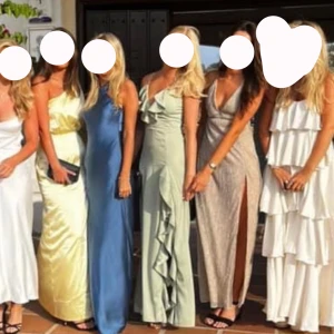 Balklänning - Säljer min balklänning 🍀 endast använd 1 gång! Jag är 170 och hade på bilden ca 7cm klackar 🫶🏼