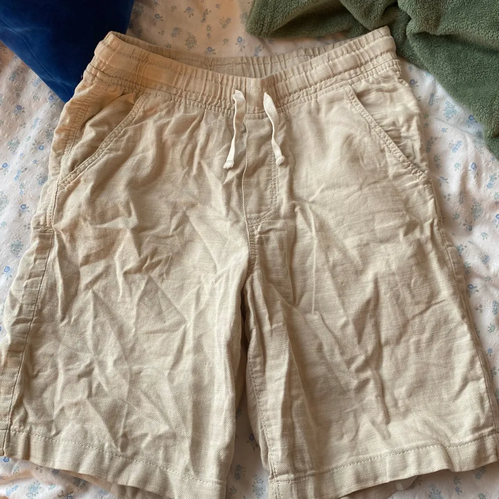 Säljer dessa shorts åt min bror. De är i barnstorlek med passar till dig som vill ha stockholmstil i sommar.. Shorts.
