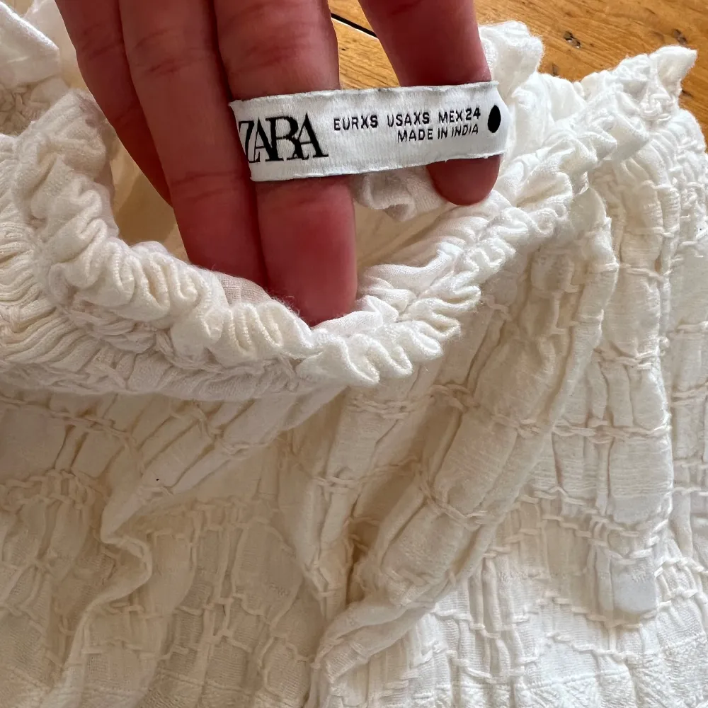 Jättefin och populär kjol från Zara 💓 Väldigt stretchig och stor i storleken enligt mig. Passar mig med xs ändå, men tror den passar mer S. Längd ca 43-44cm, midjemått tvärs över ca 28/29cm. . Kjolar.
