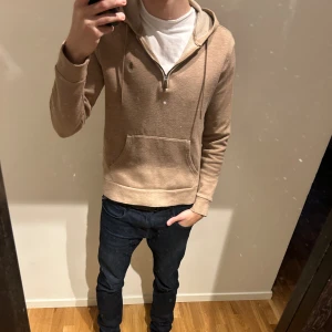 Polo Ralph Lauren zip  - Polo Ralph Lauren zip men luva i väldigt bra kvalitet 9/10 ny pris 2300 mitt pris 799. Storlek s för mer information skriv i pm mvh Nils 