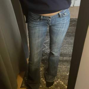 Lågmidjade jeans från citizens of humanity i storlek 27 (s/xs). De är lite slitna nere (skriv för bild)
