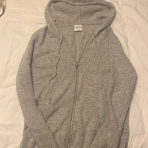 Cashmere hoodie - Säljer nu denna feta 100% kashmere hoodie för den inte kommer till användning, lite nopprig men inte något man ser.
