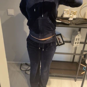 juicy sett - mörkblått juicy sett som knappt används längre. Hela settet för 1200kr Bara byxor eller bara tröjan för 600kr 😊 