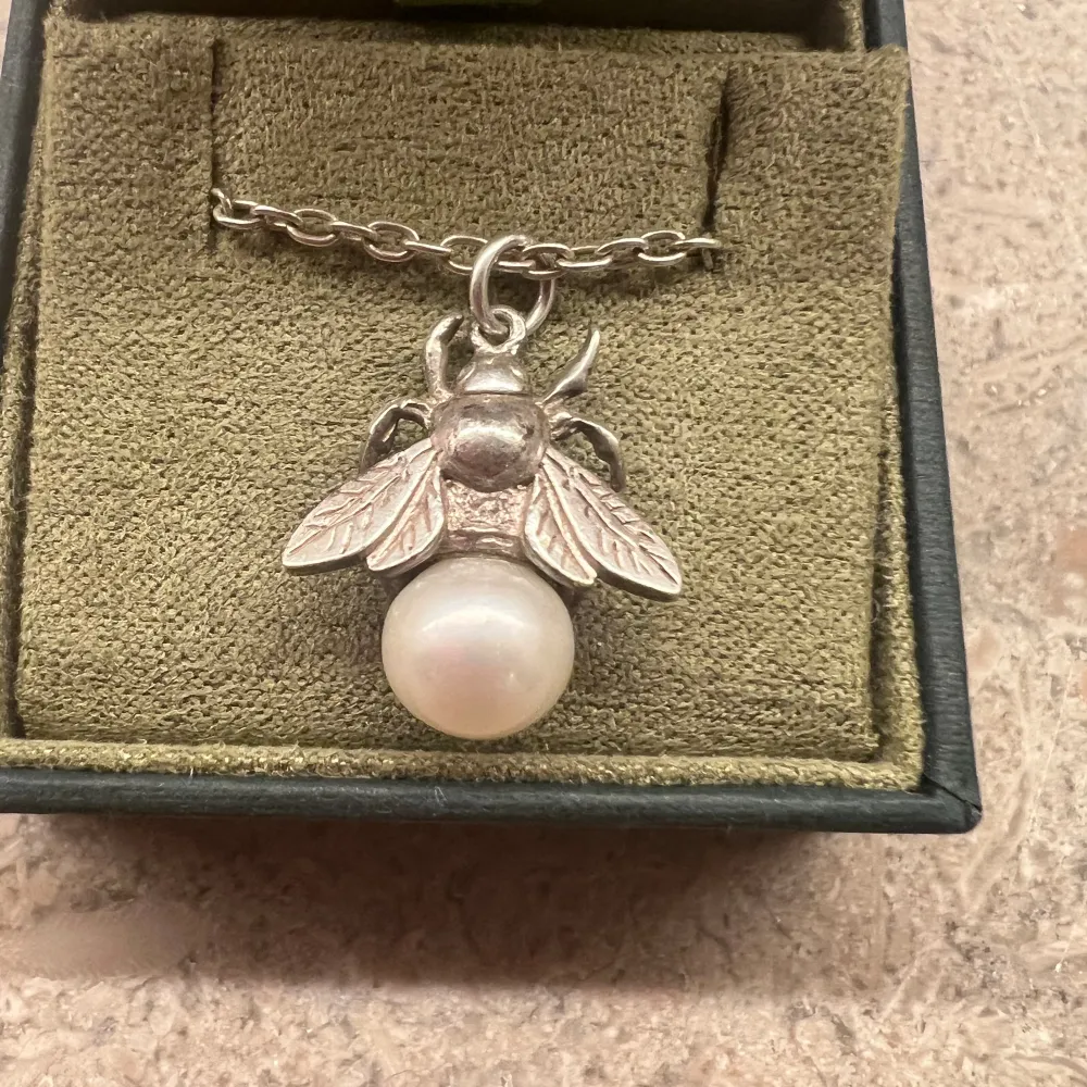 Jätte fint Maria Nilsdotter Bumbelbee pearl halsband som jag köpte för 2450kr men säljer för 950. Kedje måttet är 45 . Accessoarer.