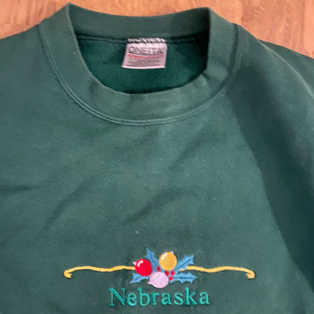 En vintage tjocktröja. Tryck ”Nebraska” Bra skick, använd, men inga hål. Hoodies.