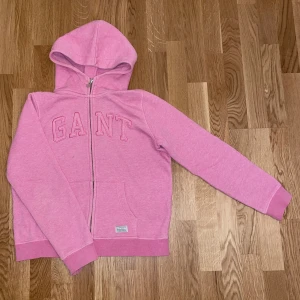 Gant hoodie - Gant hoodie i storlek M. Använd men inga större synliga tecken på användning. (Inga hål eller skador) Säljes pga graviditet. 