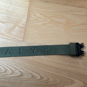 Alyx bälte  - Skärp som inte kommer till användning Mörkgrönt/oliv  Nypris ca 3000kr