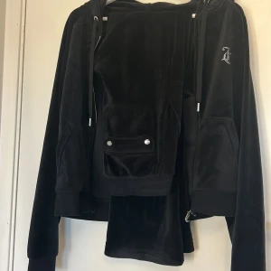 Juciy couture set  - Svart Juciy couture set  Tröja storlek M Byxa storlek xxs  Fint skick 🖤