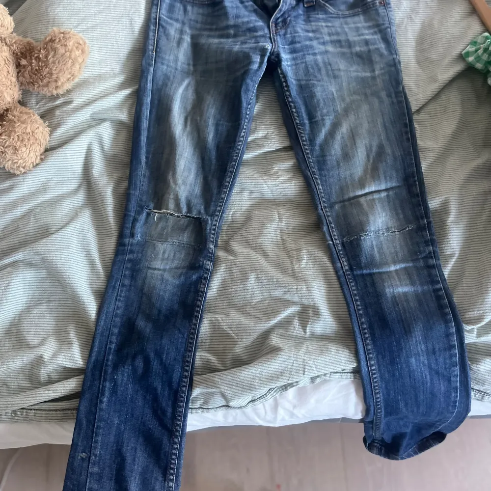 Jättesnygga lågmidjade jeans från Levis. De är ganska slitna och har en del defekter men de går absolut fortfarande att använda. Vet inte storlek men de passar S/XS. . Jeans & Byxor.