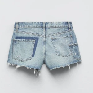 Zara shorts - Säljer mina superfina shorts ifrån zara då de är lite för stora. Knappt använd och utan skador , kostade 379 men säljer för endast 225💗