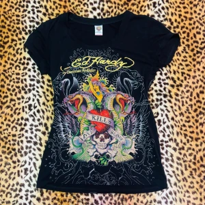 2000s ed hardy top - ✰*฿✩‧₊˚ läs köpvillkoren innan du köper ✰ inga bilder på ✰ storlek S ✰ har lite sprickor i den hårda texten och några stenar som har ramlat av, inget anmärkningsvärt ✰ skriv gärna om du har några frågor💋
