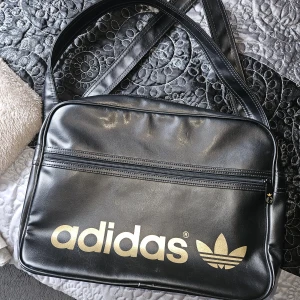 Adidas väska - Inte min stil, som ny.